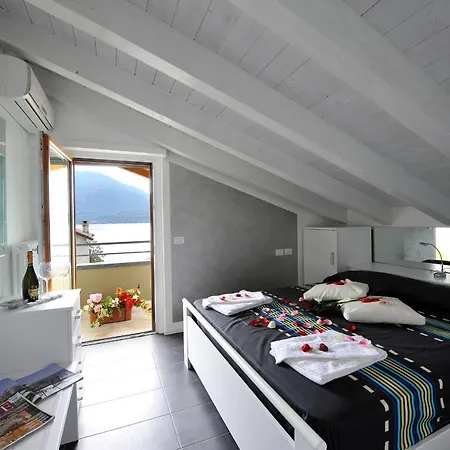 Sleeps 6 Pool Air Con *